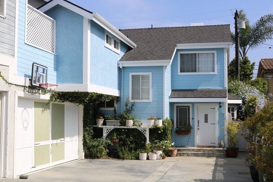 Building Photo - 2309 Nelson Ave