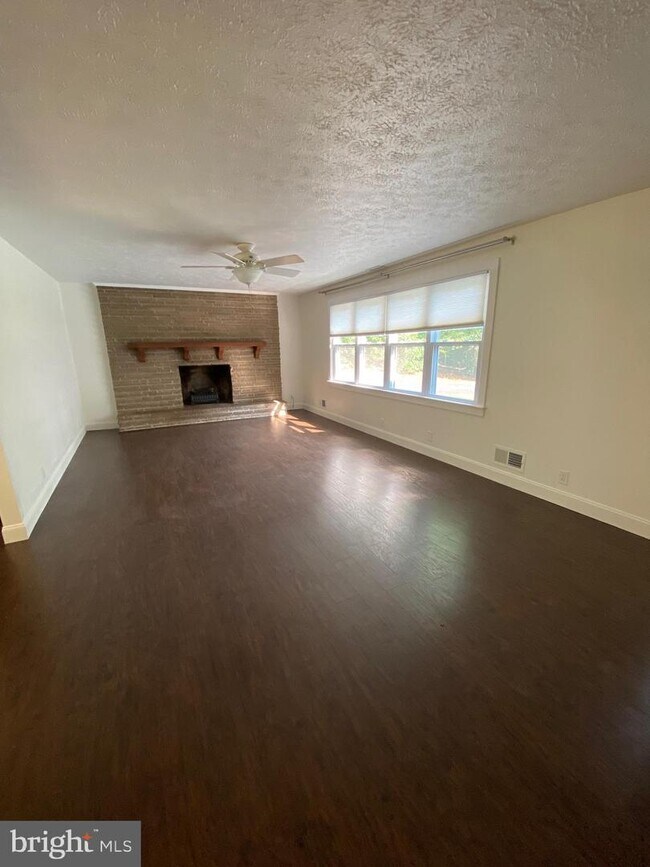 Building Photo - 45395 Woodlawn Dr