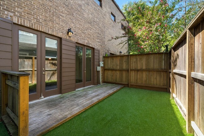 Building Photo - 819 Algregg St