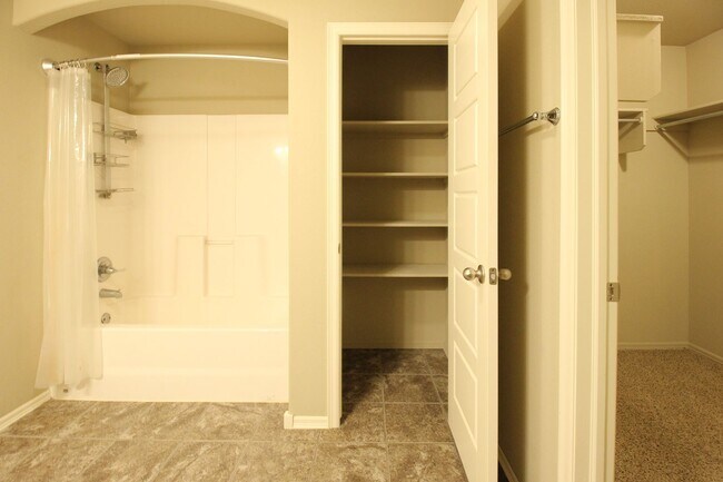 Building Photo - Custom Built 4 Bedroom In Southern Reserve...