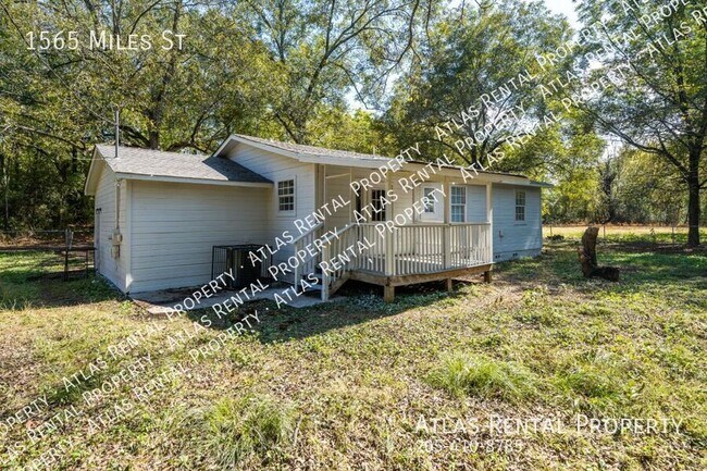Building Photo - 1565 Miles St