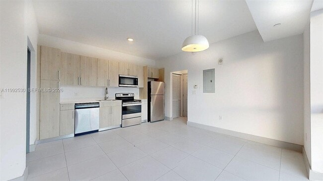 Building Photo - 519 SW 5th Ave