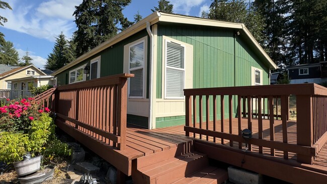 Building Photo - Lakeview 3 Bedroom Home with A/C , LVP Flo...