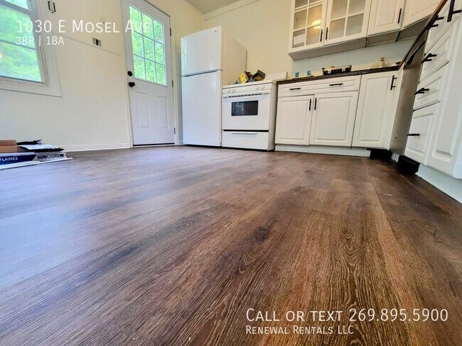 Building Photo - 1030 E Mosel Ave