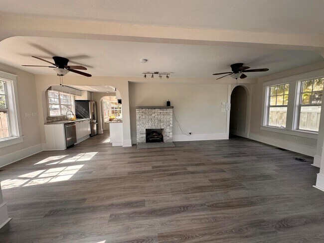 Building Photo - 303 N Lakeside Dr