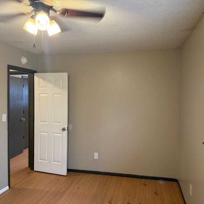 Building Photo - 2 Bedroom Home with unfinished Basement In SE Springfield