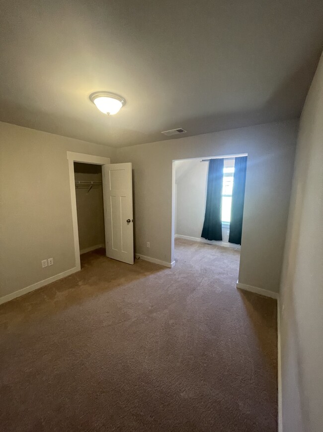 Building Photo - 3037 Commonwealth Dr