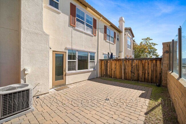 Building Photo - Beautiful 3 Bed / 2.5 Bath Townhouse In Vi...