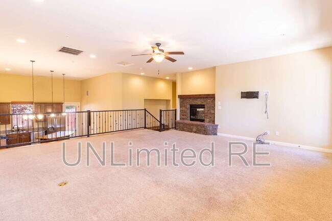 Building Photo - 425 E Woodland Dr