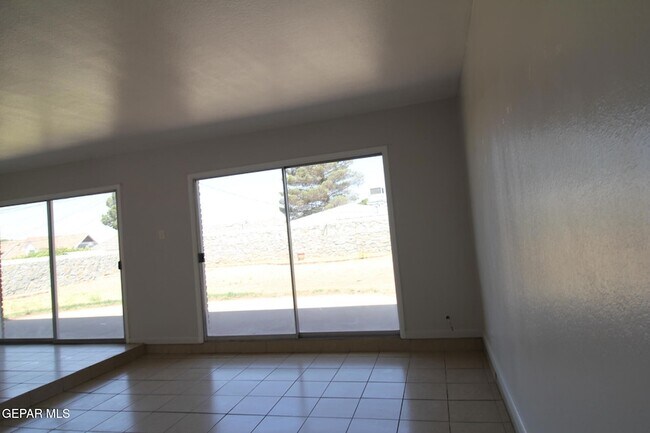 Building Photo - 317 Thunderbird Dr
