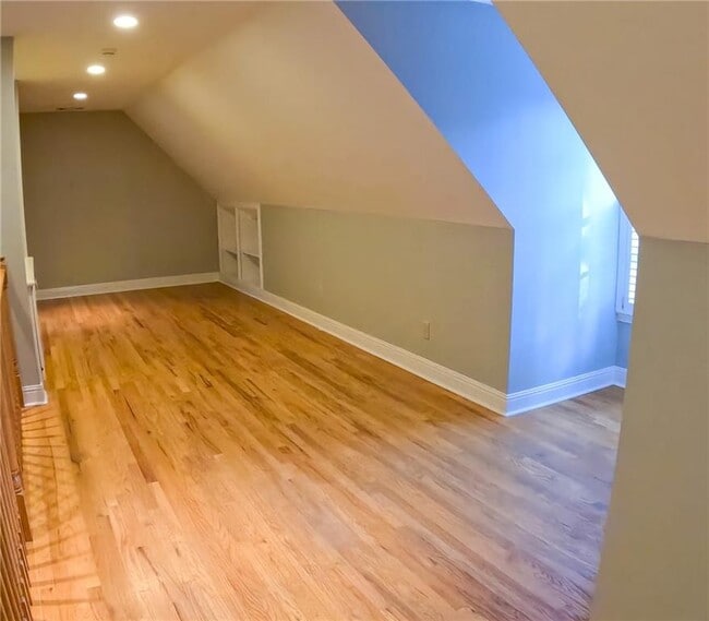 Building Photo - 998 Ferncliff Rd NE