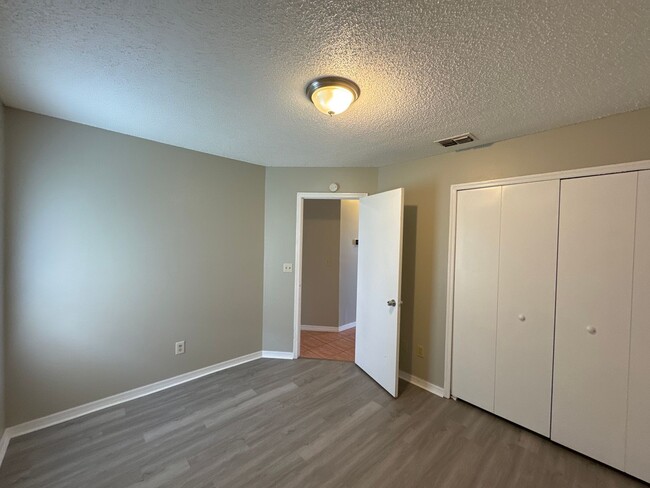 Building Photo - Spacious and beautiful 3 Bedroom Home!