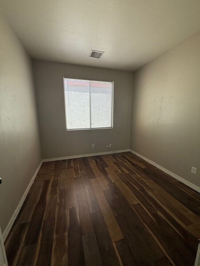 Building Photo - 3 Bedroom 2 Bath Home - Contact Property Pros Property Management