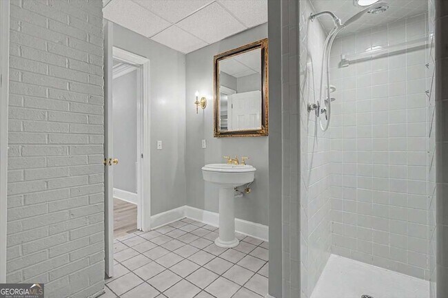 Building Photo - 2-B-2 W Hermitage Rd NE