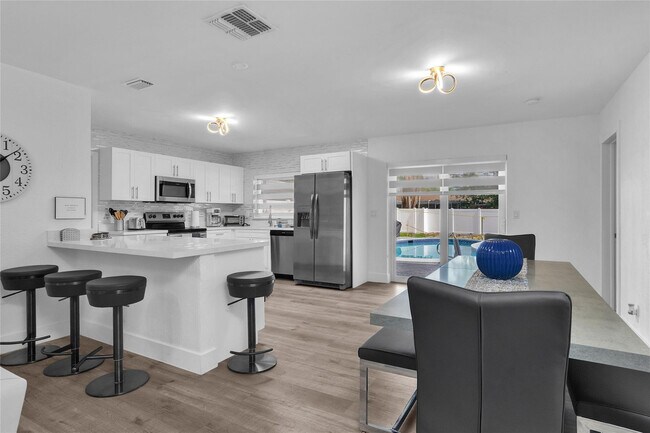 Building Photo - 5311 Pierce St