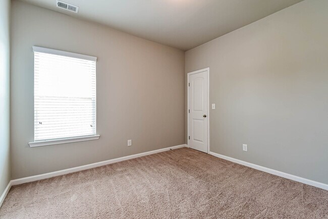 Building Photo - Spacious 4-Bedroom Fairburn Home