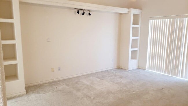 Building Photo - Beautiful Home with Pool and Hot Tub!