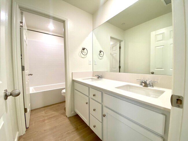 Building Photo - $2,350 Clinton & Armstrong, 4 Bed, Gated Community Pool & Solar - E Riesling Dr, Fresno