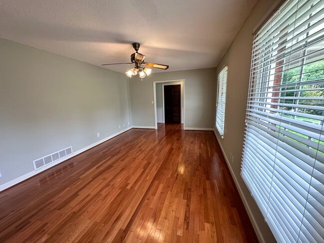 Building Photo - MOVE-IN READY! NO HUD NO SECTION 8