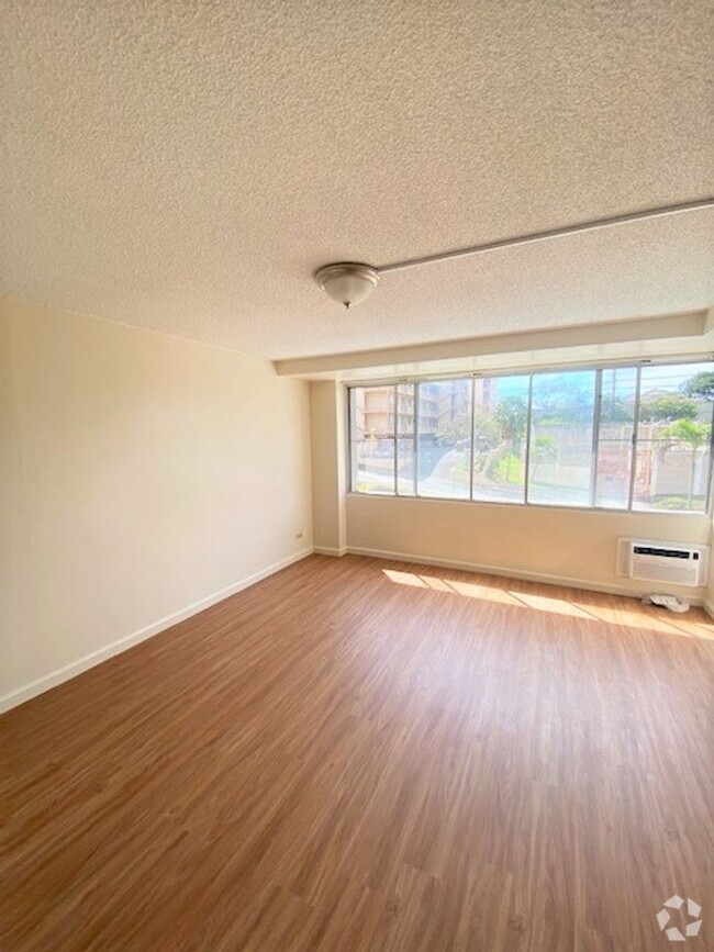 Building Photo - Renovated studio unit at the Five Regents