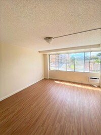 Building Photo - Renovated studio unit at the Five Regents