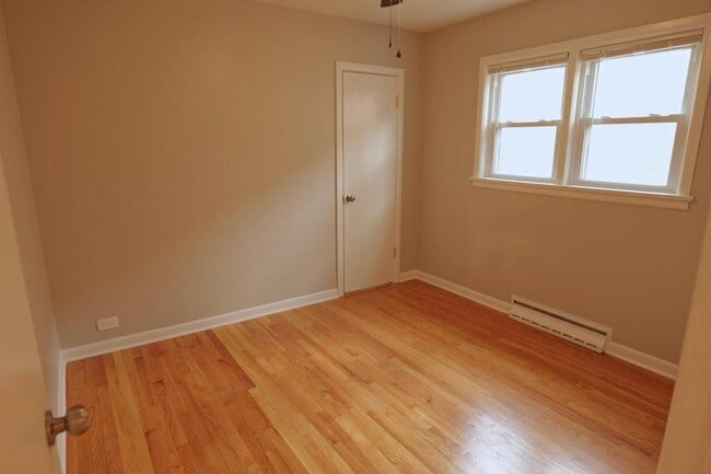Building Photo - 5047 S Leclaire Ave