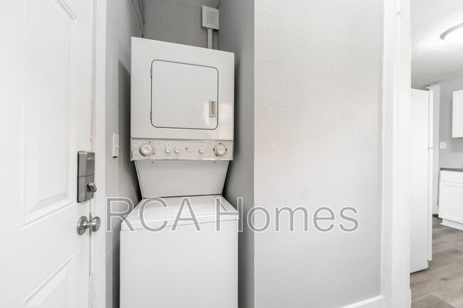 Building Photo - 2427 N Kenwood Ave