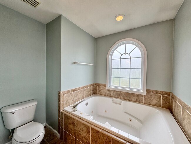 Building Photo - Beautiful 3 Bedroom Duplex by the Beach! A...