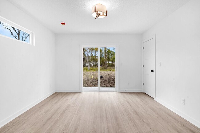 Building Photo - 964 W 9th St