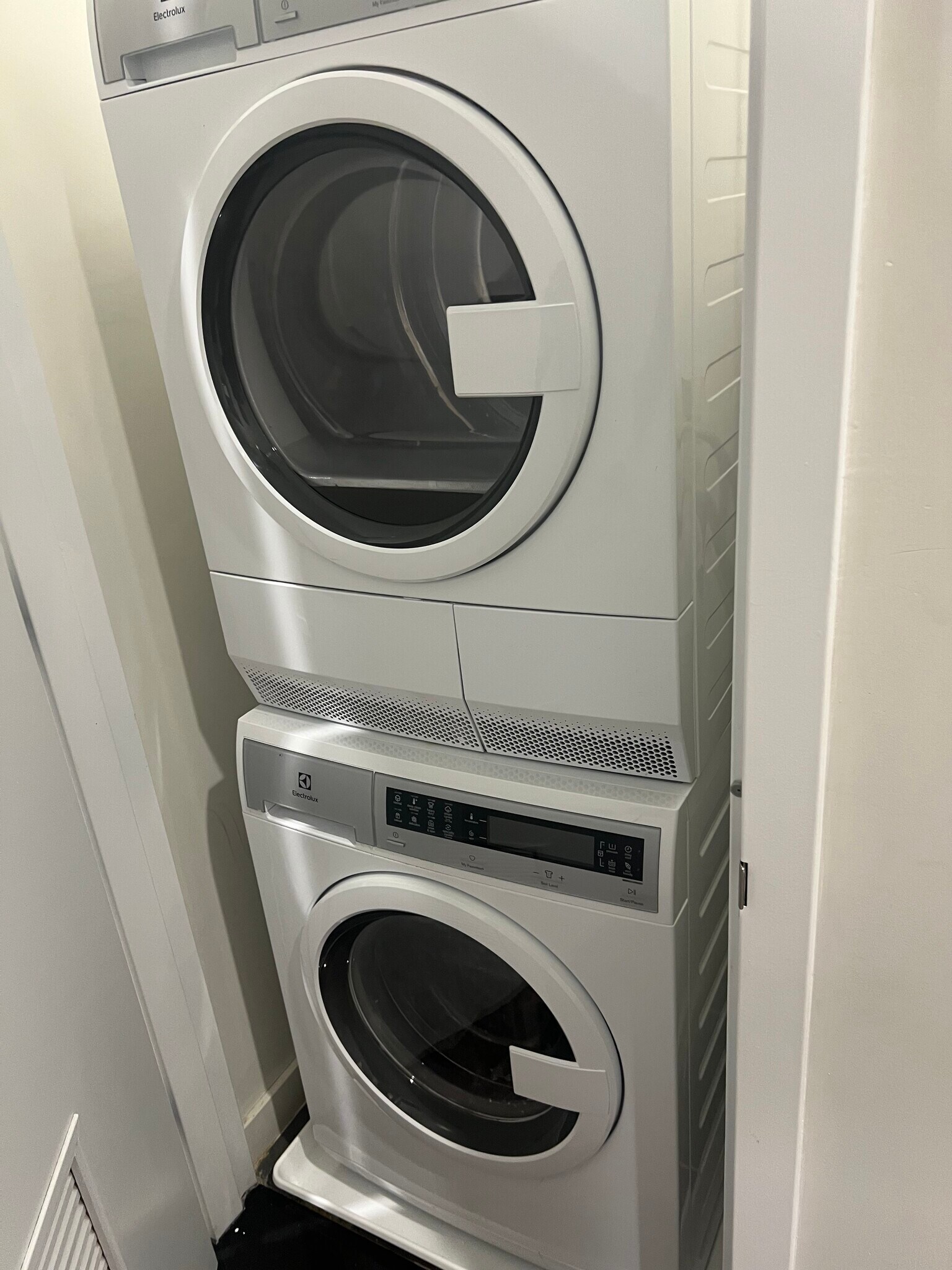 Building Photo - 10 Central Ave