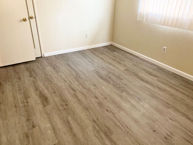 Building Photo - 2007-2009 N Teilman Ave