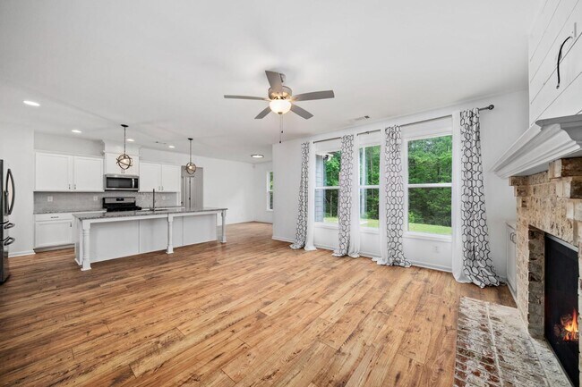 Building Photo - 2108 Charmond Dr