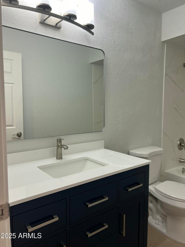 Building Photo - 540 E Royal Palms Dr