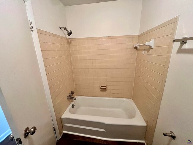 Building Photo - 2209 Macy Ave