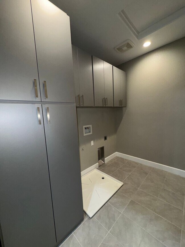 Building Photo - A Great House to Call Home!