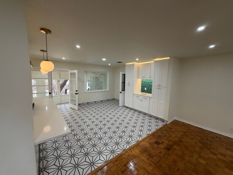 Building Photo - 2010 Parhaven Dr