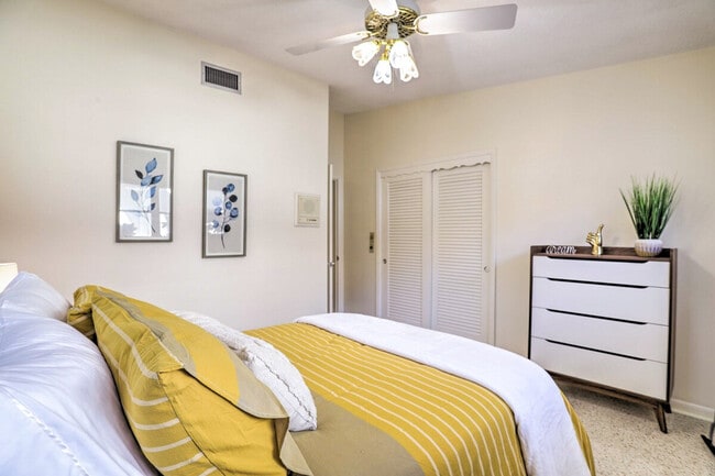 Building Photo - 1412 Country Club Rd N