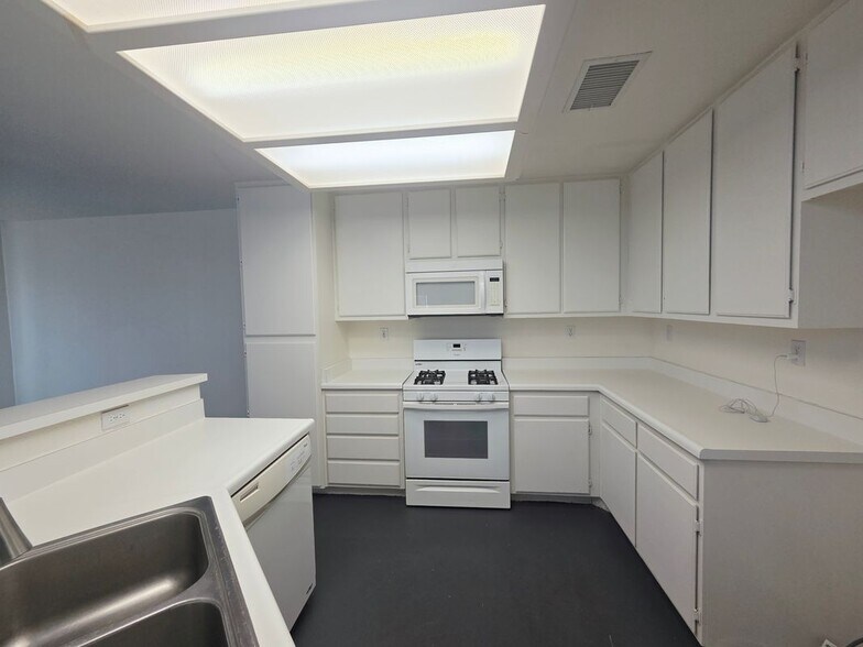 Building Photo - 33178 Regatta Dr