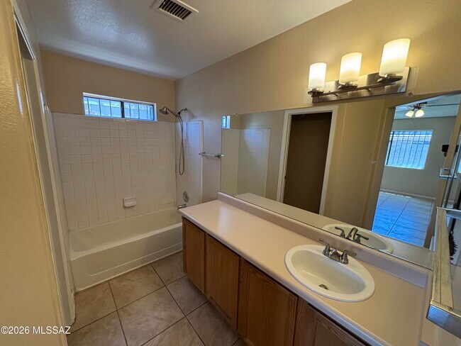 Building Photo - 1725 W Sauvignon Dr