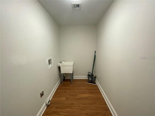Building Photo - 3892 Suburban Ln