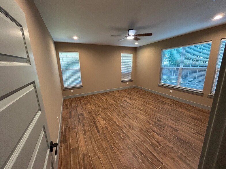 Building Photo - Room in Duplex on N Shore Dr