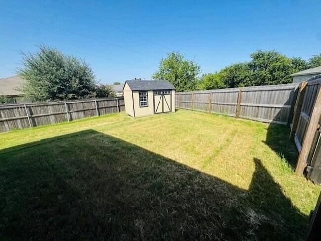 Building Photo - 907 Holliday Dr