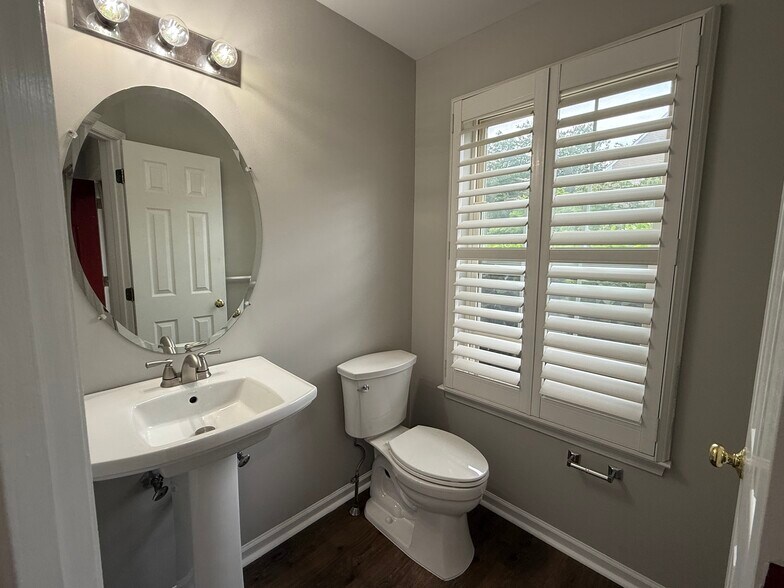 Downstairs 1/2 Bathroom - 155 Weybridge Dr