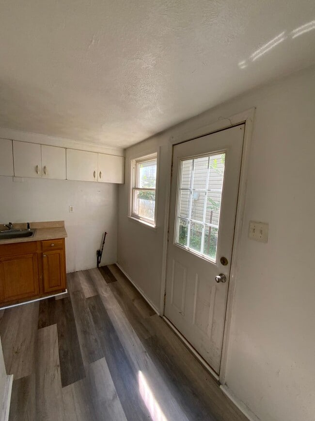 Building Photo - Charming 2-Bedroom, 1-Bathroom Home – $895/Month | Accepting Section 8 South Bend, IN