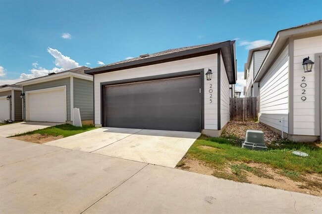 Building Photo - 2025 Arendale Dr