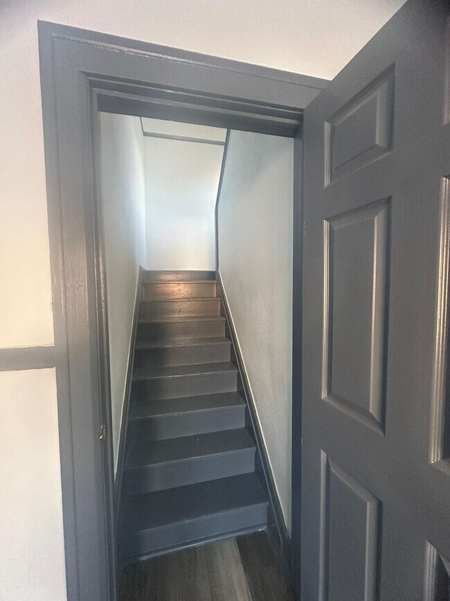 Building Photo - Move in Special!!! NEWLY UPDATED 3 B!EDROO...