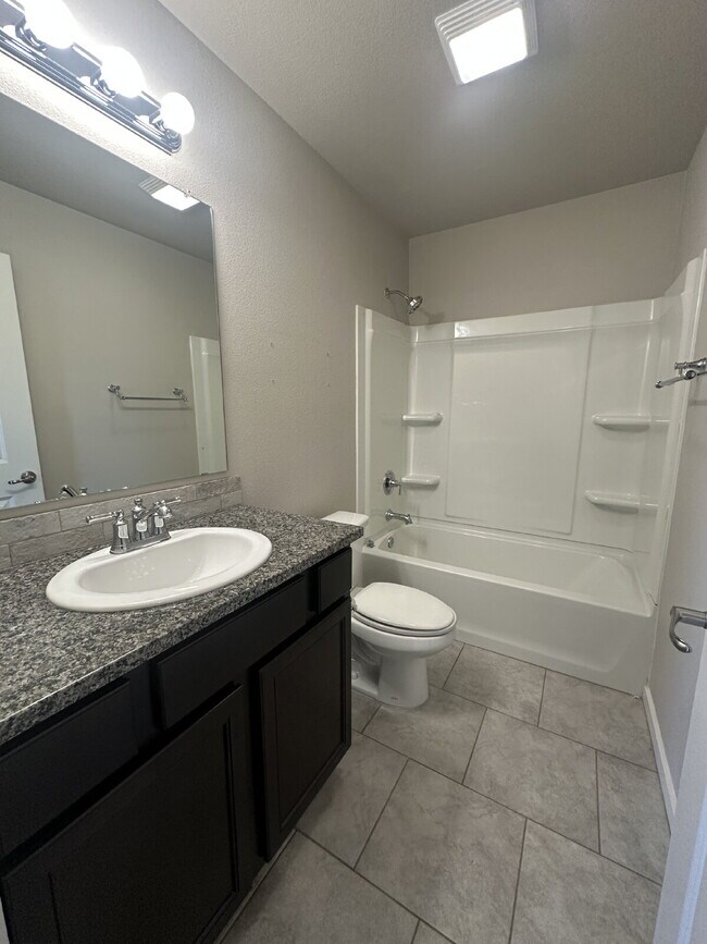 Building Photo - Spacious 3/2/2 in Upland Crossing