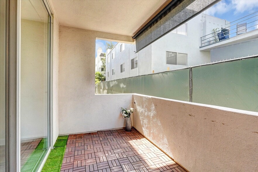 Balcony - 4637 Willis Ave