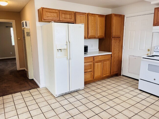 Building Photo - Charming 3-Bedroom with 2 Full Baths on th...