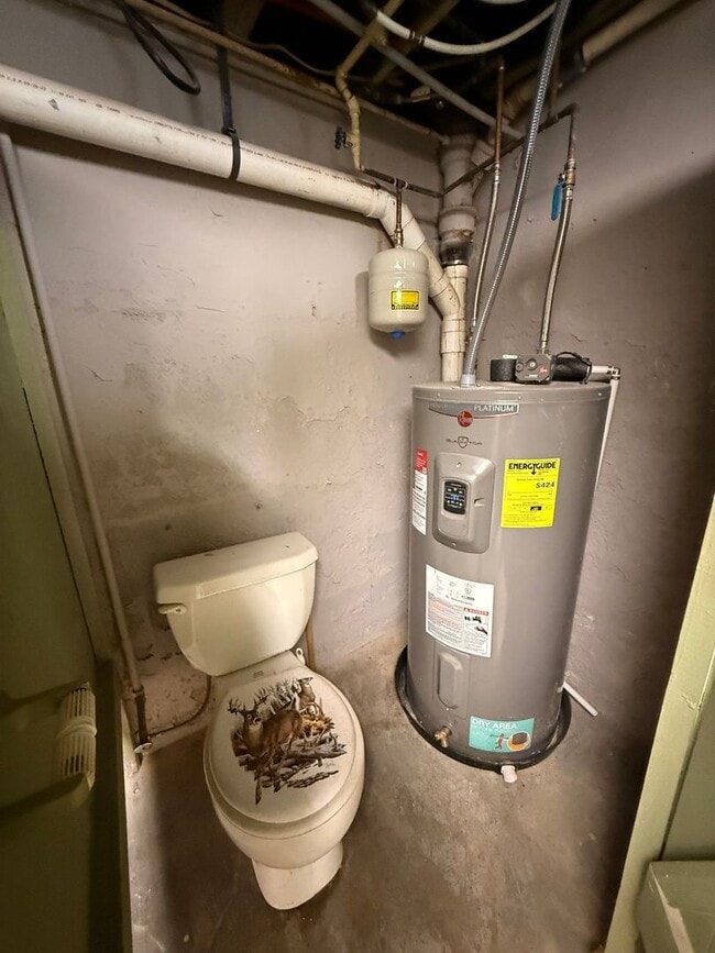 Building Photo - 3 Bedroom 2 1/2 Bathroom with one car detached garage